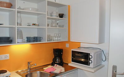 App. 5 100.5: Pièce, Propriété, Cuisine, Four Micro-Onde, Cabinetry, Étagère, Meubles, Petit Appareil, Électroménager, Comptoir