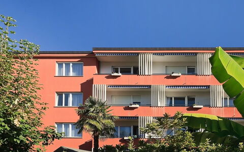 Ascona 200: Fenêtre, Ciel, Bâtiment, Design Urbain, Plante, Zone Résidentielle, Arbre, Façade, Teintes Et Ombres