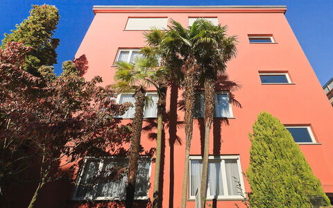 Ascona 200: Bâtiment, Ciel, Propriété, Fenêtre, Monde, Arecales, Arbre, Design Urbain, Zone Résidentielle, Maison