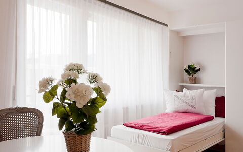 Ascona 200: Meubles, Chambre, Pièce, Blanc, Design Intérieur, Lit, Cadre De Lit, Propriété, Rideau, Rose