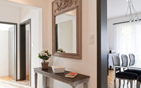Ascona 200: Meubles, Pièce, Blanc, Design Intérieur, Propriété, Sol, Table, Bâtiment, Mur, Éclairage