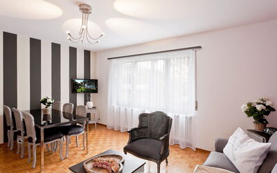Suite 200.15: Pièce, Salon, Design Intérieur, Meubles, Propriété, Bâtiment, Sol, Plafond, Revêtement De Sol Stratifié, Maison