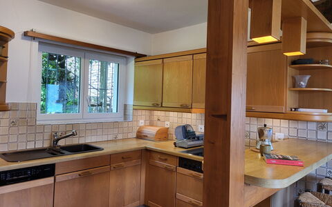 Stellina del Sole: Comptoir, Cuisine, Cabinetry, Meubles, Sol, Bois, Design Intérieur, Appareil De Cuisine, Plafond, Luminaire