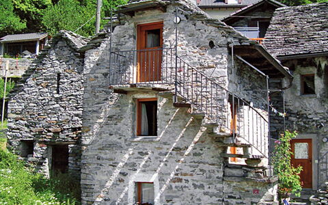 Maria: Fenêtre, Plante, Bâtiment, Végétation, Biome, Arbre, Chalet, Maison, Immobilier