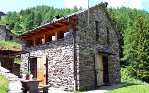 Rustico Dara Cotta: Plante, Ciel, Bâtiment, Fenêtre, Nuage, Arbre, Maison, Chalet, Herbe, Toit