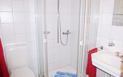 Nelly: Salle De Bains, Propriété, Pièce, Tuile, Luminaire Plomberie, Mur, Architecture, Immobilier, Bar De Douche, Douche