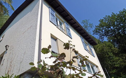 Christa: Plante, Bâtiment, Ciel, Fenêtre, Arbre, Chalet, Maison, Siding, Façade, Zone Rurale