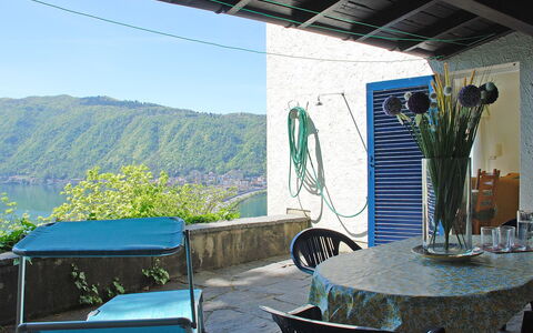 Christa: Maison, Loisir, Ombre, Vacances, Bâtiment, Table, Plante, Tourisme, Design Intérieur, Verre