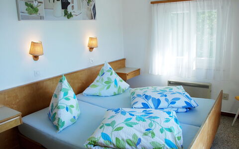 Christa: Chambre, Pièce, Meubles, Propriété, Drap De Lit, Lit, Design Intérieur, Literie, Matelas, Immobilier