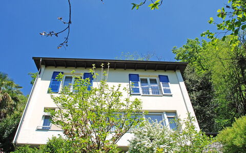 Christa: Maison, Propriété, Bleu, Arbre, Domicile, Immobilier, Bâtiment, Architecture, Ciel, Printemps