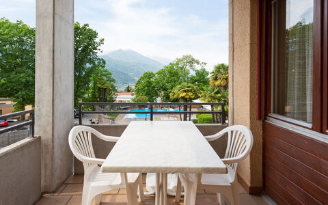 Breganzona 100: Table, Meubles, Ciel, Propriété, Bâtiment, Nuage, Chaise, Bois, Fenêtre, Porche