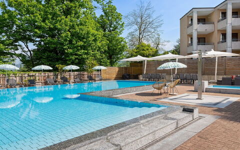 Breganzona 100: L'Eau, Propriété, Bâtiment, Plante, Ciel, Piscine, Bleu Azur, Arbre, Ombre, Fenêtre