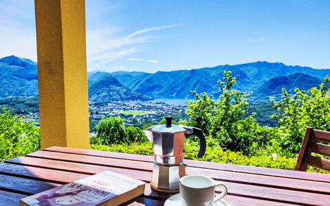 Bellavista Erika 19: Ciel, Table, Vaisselle, Meubles, Bleu, Nuage, Vert, Montagne, Bleu Azur, Bâtiment