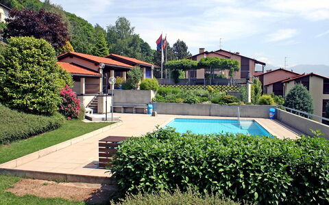 Bellavista Erika 19: Nuage, Plante, Ciel, L'Eau, Bâtiment, Vert, Piscine, Arbre, Fenêtre, Herbe