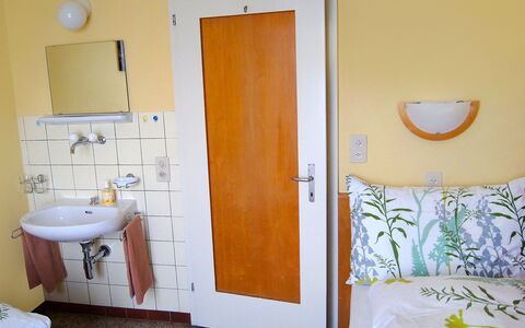 Carlo Cityview Lugano: Pièce, Orange, Salle De Bains, Jaune, Propriété, Porte, Accessoire Salle De Bain, Design Intérieur, Sol, Mur