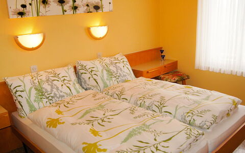 Carlo Cityview Lugano: Chambre, Lit, Drap De Lit, Literie, Matelas, Meubles, Pièce, Cadre De Lit, Propriété, Housse De Couette
