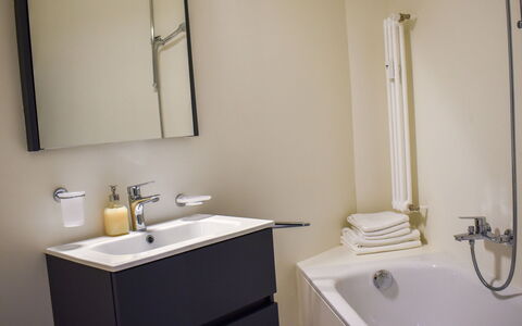 Aldesago 102: Miroir, Robinet, Lavabo, Évier, Armoire De Toilette, Luminaire Plomberie, Propriété, Blanc, Salle De Bains