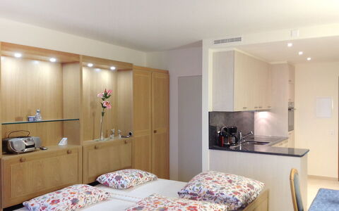 Castagnola 100: Lit, Meubles, Pièce, Chambre, Propriété, Matelas, Drap De Lit, Design Intérieur, Literie, Cadre De Lit