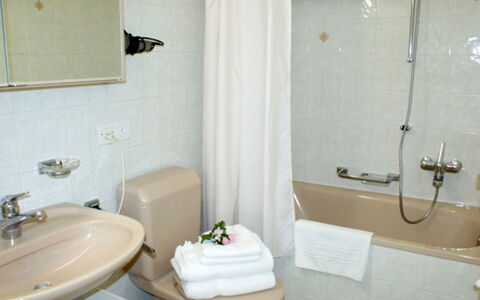 Castagnola 100: Salle De Bains, Pièce, Propriété, Luminaire Plomberie, Mur, Robinet, Lavabo, Toilette, Siège De Toilette, Design Intérieur