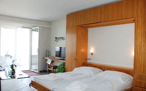 Castagnola 100: Meubles, Propriété, Confort, Fenêtre, Bois, Cabinetry, Bâtiment, Design Intérieur, Sol