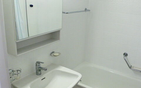 Laax 105: Salle De Bains, Robinet, Propriété, Mur, Luminaire Plomberie, Pièce, Tuile, Baignoire, Accessoire Salle De Bain, Lavabo