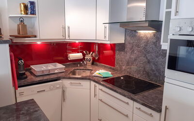 Seestrasse 100.3: Comptoir, Cabinetry, Evier, Propriété, Évier, Appareil De Cuisine, Cuisinière, Robinet, Cuisine, Électroménager