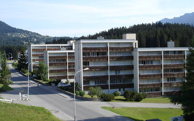 Lenzerheide 100: Ciel, Plante, Bâtiment, Nuage, Propriété, Arbre, Design Urbain, Montagne, Bloc Tour, Lot Terre