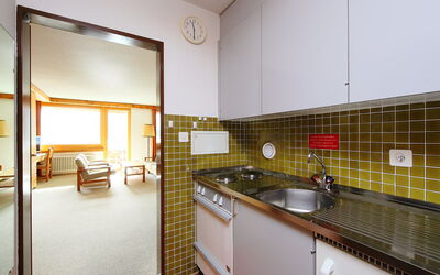 Guardaval Apt 505 200.11: Propriété, Pièce, Immobilier, Jaune, Bâtiment, Design Intérieur, Maison, Meubles, Architecture, Cuisine