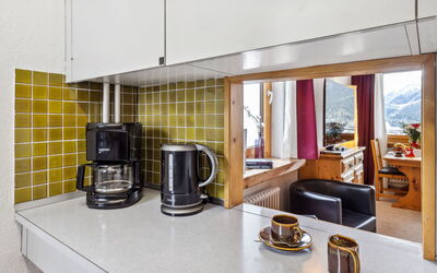 Guardaval Apt 301 200.3: Propriété, Bâtiment, Table, Éclairage, Comptoir, Fenêtre, Cuisine, Design Intérieur, Bois, Appareil De Cuisine