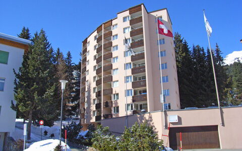 Davos 400: Ciel, Bâtiment, Plante, Jour, Fenêtre, Arbre, Design Urbain, Condominium, Bloc Tour, Maison