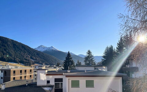 Davos 400: Ciel, Bâtiment, Nuage, Fenêtre, Propriété, Lumière, Montagne, Maison, Pente, Porte