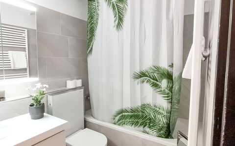 Davos 330: Plante, Bâtiment, Baignoire, Luminaire Plomberie, Plante D'Appartement, Fenêtre, Salle De Bains, Design Intérieur, Ombre, Sol