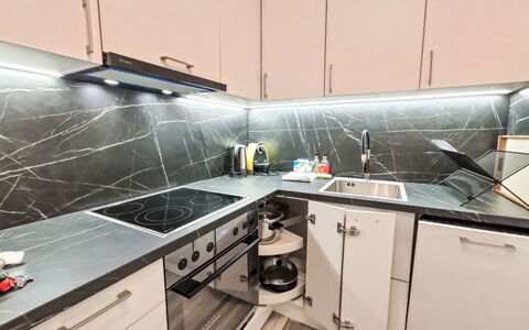 Davos 330: Comptoir, Robinet, Cabinetry, Evier, Évier, Cuisinière, Appareil De Cuisine, Luminaire Plomberie, Cuisine, Cooktop