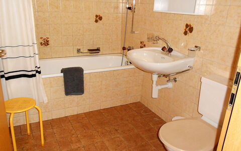 Haus Murena: Salle De Bains, Propriété, Pièce, Toilette, Tuile, Luminaire Plomberie, Sol, Mur, Design Intérieur, Lavabo