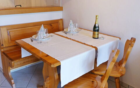 Utoring Plaz 030: Meubles, Table, Pièce, Salle À Manger, Propriété, Bois, Design Intérieur, Tache De Bois, Dur, Table Cuisine Et Salle A Manger