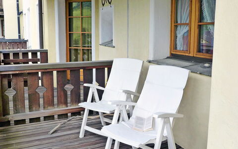 Utoring Plaz 030: Meubles, Pièce, Chaise, Propriété, Table, Maison, Bâtiment, Porche, Mobilier De Jardin, Design Intérieur