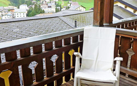 Utoring Plaz 030: Propriété, Pièce, Toit, Maison, Meubles, Domicile, Balustre, Chaise, Bâtiment, Plate-Forme