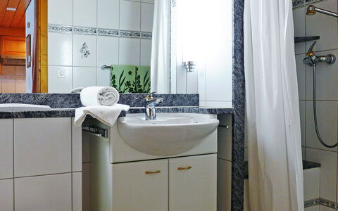 Utoring Plaz 030: Salle De Bains, Propriété, Pièce, Armoire De Toilette, Robinet, Tuile, Accessoire Salle De Bain, Évier, Design Intérieur, Immobilier