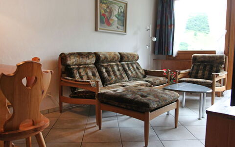 Utoring Plaz 030: Table, Canapé, Meubles, Bâtiment, Propriété, Cadre, Confort, Bois, Salon, Chaise