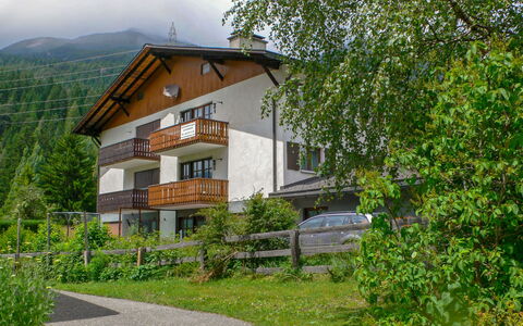 Surava 100: Plante, Bâtiment, Propriété, Ciel, Fenêtre, Maison, Arbre, Paysage Naturel, Lot Terre, Herbe