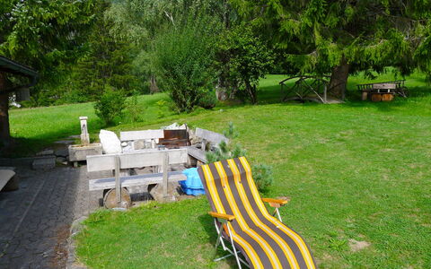 Surava 100: Plante, Vert, Arbre, Mobilier De Jardin, Extérieur Banc, Herbe, Paysage Naturel, Loisir, Couverture De Sol, Arbuste