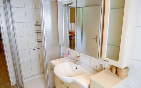 Surava 100: Miroir, Robinet, Évier, Luminaire Plomberie, Propriété, Lavabo, Armoire De Toilette, Salle De Bains, Bois