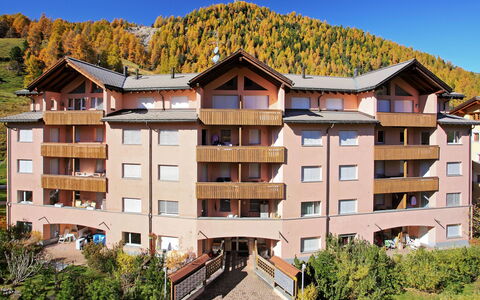 St. Moritz 116: Ciel, Bâtiment, Jour, Propriété, Fenêtre, Plante, Végétation, Design Urbain, Arbre, Condominium