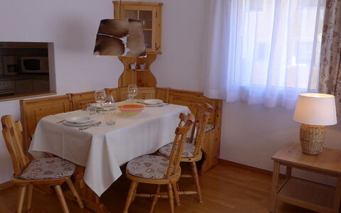 St. Moritz 116: Pièce, Meubles, Salle À Manger, Nappe De Table, Table, Propriété, Design Intérieur, Chaise, Sol, Dur