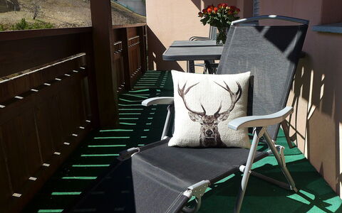 St. Moritz 116: Chaise, Meubles, Pièce, Maison, Architecture, Domicile, Arbre, Design Intérieur, Balcon, Table