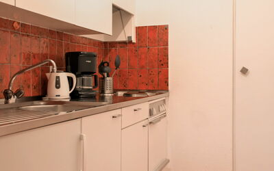 Chesa Ova Cotschna 205 310.3: Cabinetry, Comptoir, Evier, Bâtiment, Appareil De Cuisine, Électroménager, Cuisinière, Cuisine, Bois, Sol