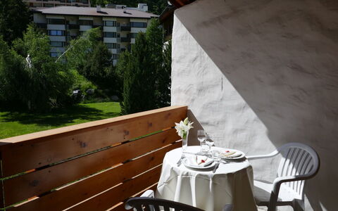 St. Moritz 456: Plante, Meubles, Chaise, Bâtiment, Table, Fenêtre, Bois, Mobilier De Jardin, Arbre, Maison