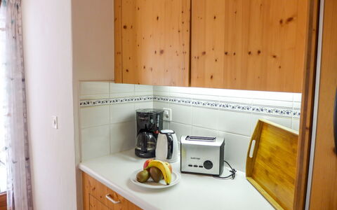 St. Moritz 456: Pièce, Propriété, Jaune, Meubles, Cuisine, Comptoir, Étagère, Cabinetry, Maison, Bois