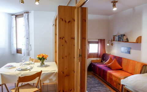 St. Moritz 456: Pièce, Meubles, Propriété, Design Intérieur, Bâtiment, Sol, Maison, Mur, Parquet, Plafond