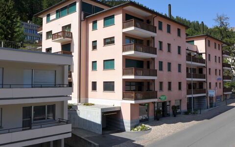 St. Moritz 875: Bâtiment, Fenêtre, Ciel, Plante, Arbre, Design Urbain, Bloc Tour, Condominium, Quartier, Zone Résidentielle
